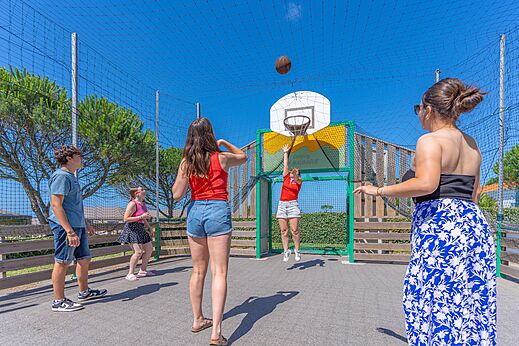 Jugendliche spielen Basketball auf dem Multisportplatz auf dem Campingplatz CAPFUN Madrague in PORNIC (44).