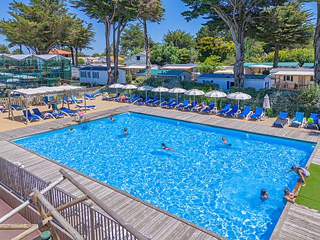 Außenpool, Badegäste, Stühle und Sonnenschirme auf dem Campingplatz CAPFUN Madrague in PORNIC (44).