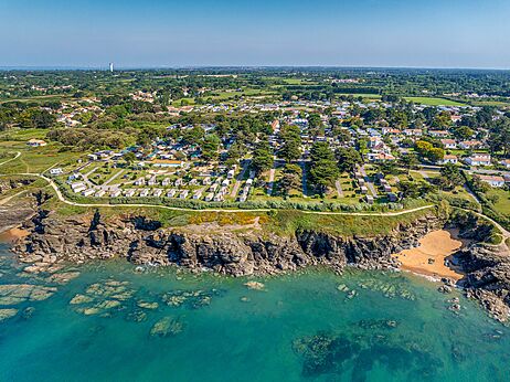 Luftaufnahme des Campingplatzes mit Mobilheimen, Stellplätzen und Strand auf dem Campingplatz CAPFUN Madrague in PORNIC (44).