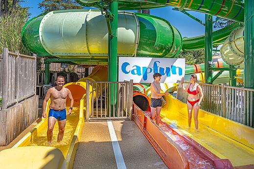 Riesige Wasserrutschen und Freibad auf dem Campingplatz CAPFUN Madrague in PORNIC (44).