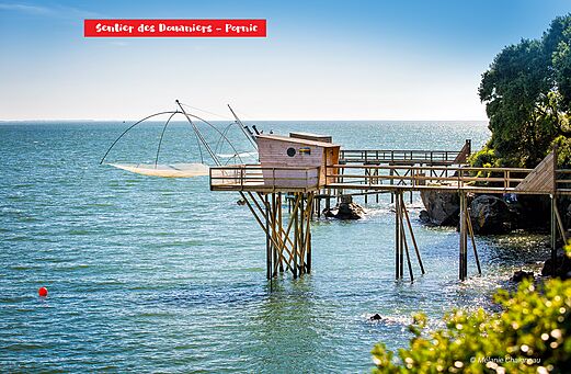 Traditionelle Fischerh�tte auf Stelzen, Z�llnerpfad in Pornic, Loire-Atlantique.