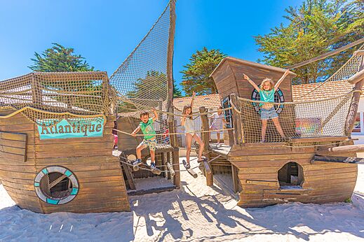Piratenschiff-Spielplatz mit Kindern auf dem Campingplatz CAPFUN Madrague in PORNIC (44).
