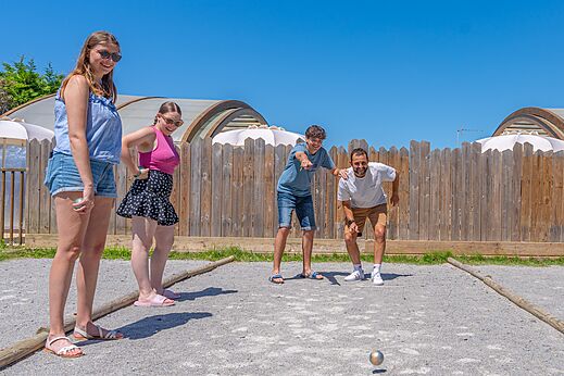 Familie spielt Boule auf sonnigem Platz auf dem Campingplatz CAPFUN Madrague in PORNIC (44).