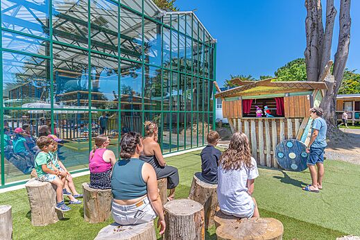 Puppentheater und �berdachter Spielplatz auf dem Campingplatz CAPFUN Madrague in PORNIC.