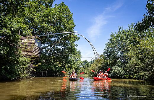 Kajakfahren auf dem Fluss umgeben von B�umen auf dem Campingplatz CAPFUN Madrague in PORNIC (44).