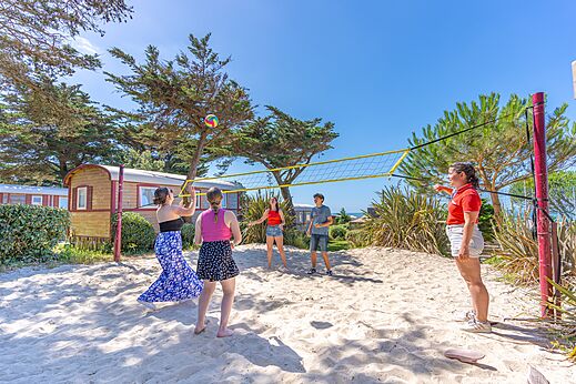 Beachvolleyballfeld mit Spielern auf dem Campingplatz CAPFUN Madrague in PORNIC (44).