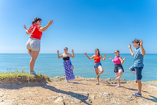 Gruppe junger Leute beim Yoga am Meer auf dem Campingplatz CAPFUN Madrague in PORNIC (44).