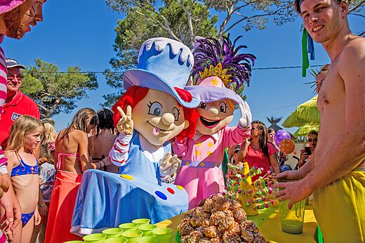 Capfun Maskottchen und Kinder bei festlicher Animation auf dem Campingplatz CAPFUN Madrague in PORNIC (44).