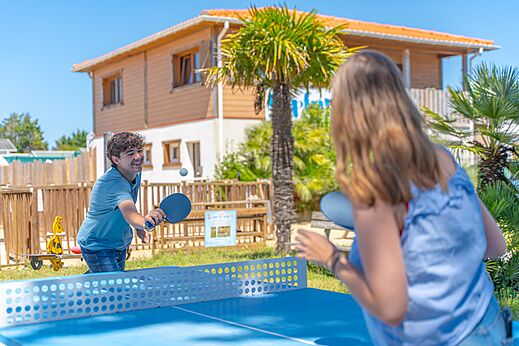 Jugendliche spielen Tischtennis auf blauem Tisch auf Camping CAPFUN Madrague in PORNIC (44).
