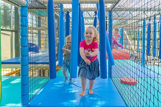 Kinder in Indoor-Spielstruktur auf dem Campingplatz CAPFUN Madrague in PORNIC (44).