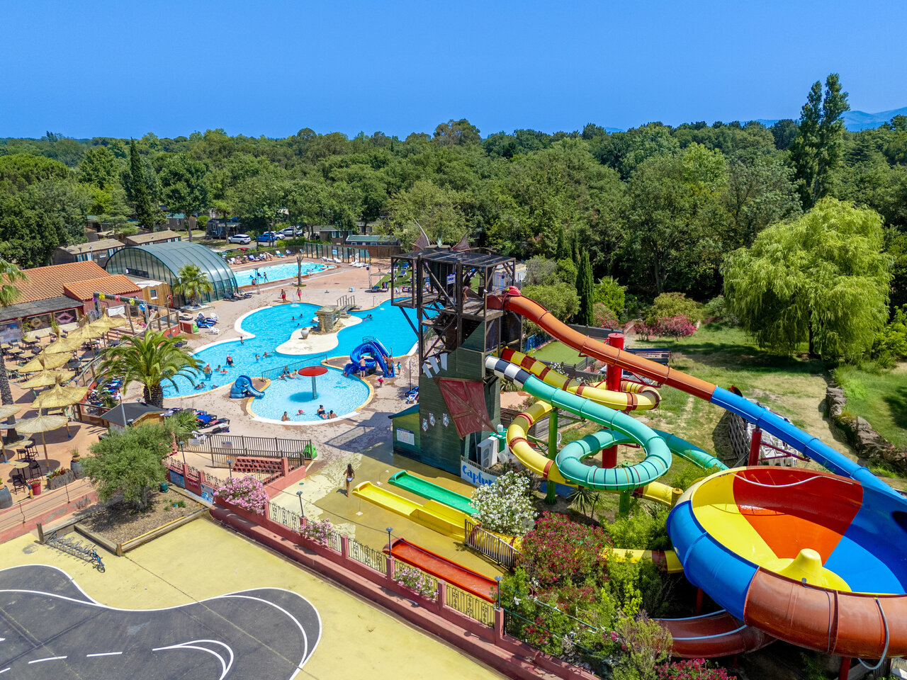 Toboganes acu�ticos y piscinas exteriores en el camping CAPFUN Mael en ARGELES SUR MER (66).