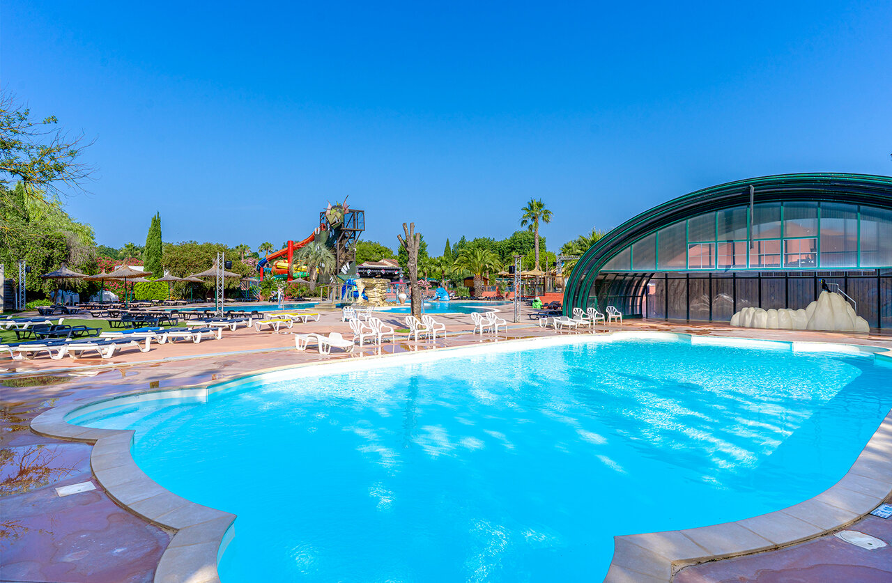 Gran complejo acu�tico con piscinas y toboganes en el camping CAPFUN Mael en ARGELES SUR MER (66).