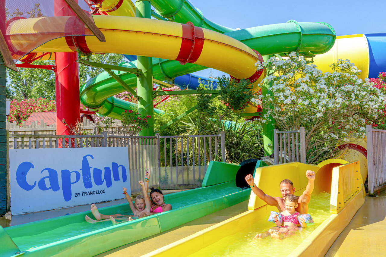 Toboganes acu�ticos coloridos y familias en la piscina del camping CAPFUN Mael en ARGELES SUR MER.