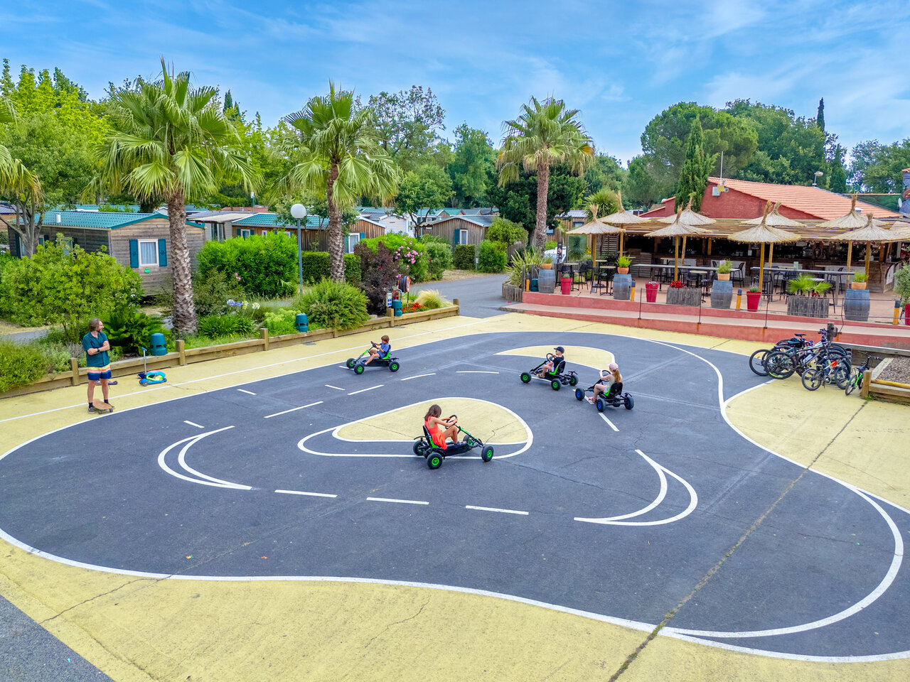 Ni�os en karts a pedales en pista de juegos, camping CAPFUN Mael ARGELES SUR MER (66).