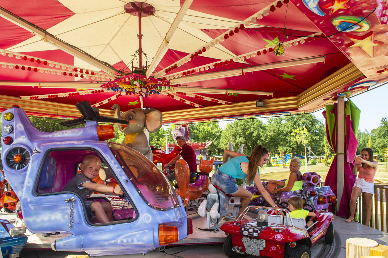 Carrusel infantil con helic�ptero y coche en el camping CAPFUN Mael en ARGELES SUR MER (66).