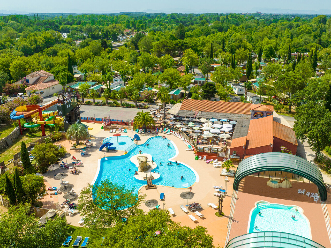 Complejo acu�tico con toboganes, piscinas y Mobil-homes en el camping CAPFUN Mael en ARGELES SUR MER (66).