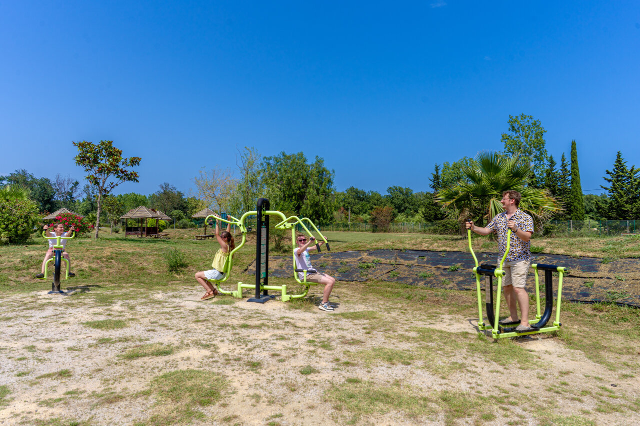 Equipo de fitness exterior para todos en el camping CAPFUN Mael en ARGELES SUR MER.