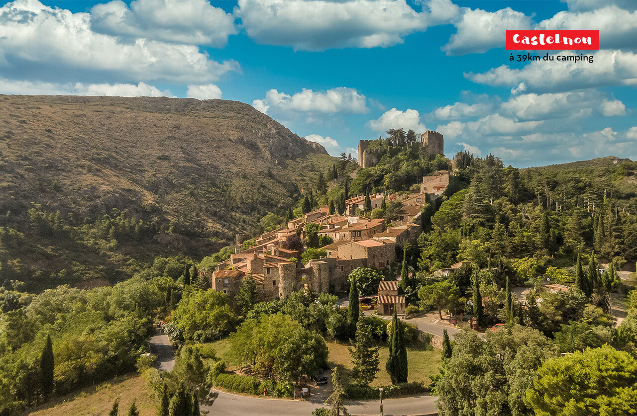 Pueblo medieval de Castelnou y su castillo, para visitar cerca de Argel�s-sur-Mer.