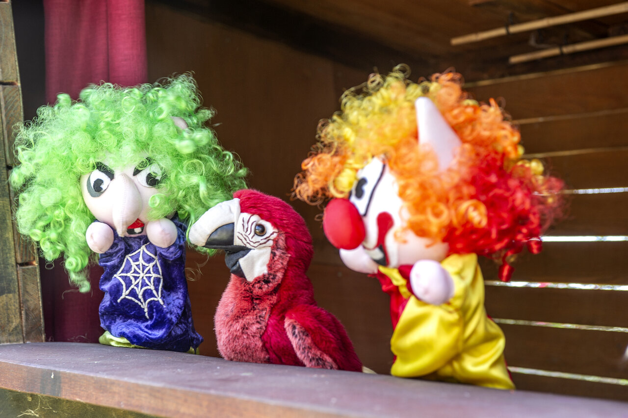 Marionetas coloridas (bruja, loro, payaso) para espect�culo de animaci�n en el camping CAPFUN Mael en ARGELES SUR MER (66).