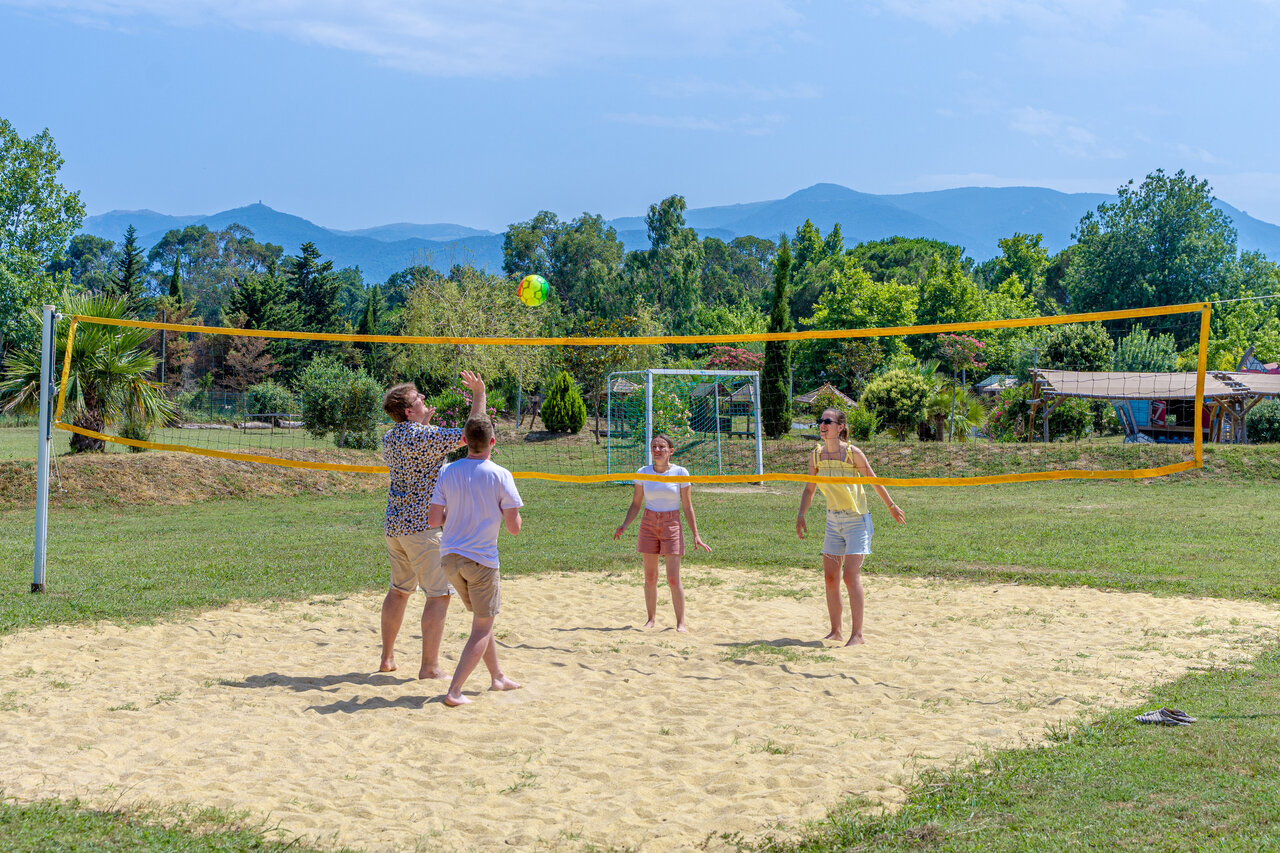Voleibol de playa en el camping CAPFUN Mael, ARGELES SUR MER (66).
