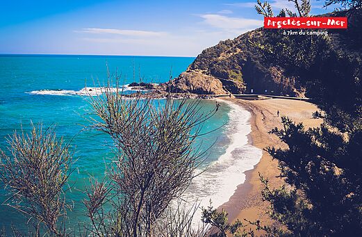 Sandstrand und felsige Bucht in Argelès-sur-Mer, Pyrénées-Orientales.