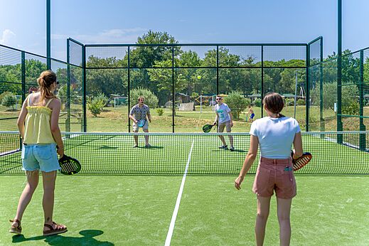 Padelplatz mit Spielern auf dem Campingplatz CAPFUN Mael in ARGELES SUR MER (66).