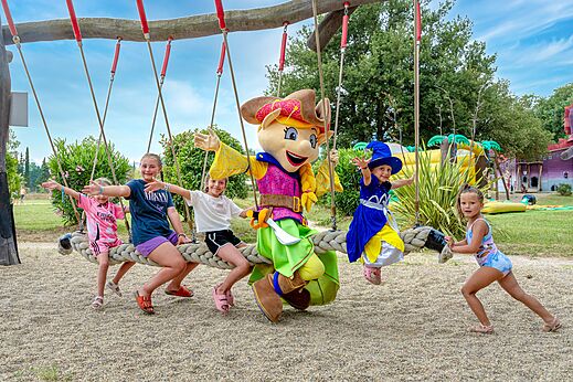 Riesenschaukel, Kinder und Maskottchen auf dem Campingplatz CAPFUN Mael in ARGELES SUR MER.