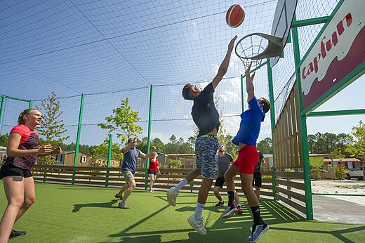 Basketball auf Multisportplatz Campingplatz CAPFUN Mael in ARGELES SUR MER (66).