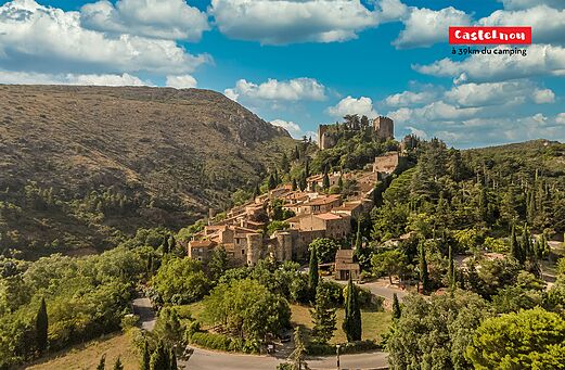 Mittelalterliches Dorf Castelnou mit Burg, ein Ausflugsziel in den Pyrénées-Orientales.