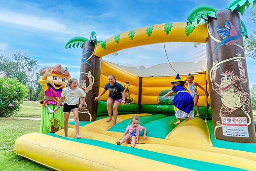 Riesige Hüpfburg mit Kindern und Maskottchen auf dem Campingplatz CAPFUN Mael in ARGELES SUR MER (66).
