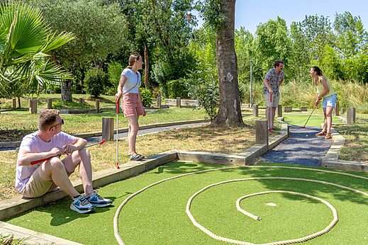 Familien-Minigolf im Freien auf dem Campingplatz CAPFUN Mael in ARGELES SUR MER (66).
