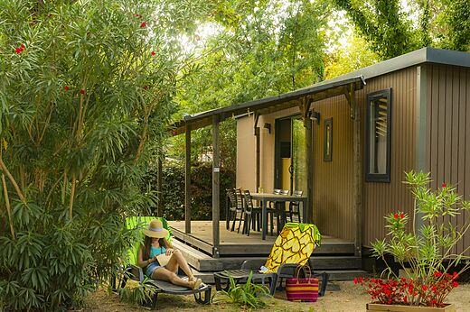 Modernes Mobilheim mit Terrasse und üppiger Vegetation auf dem Campingplatz CAPFUN Mael in ARGELES SUR MER (66).