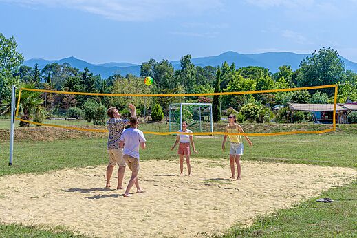 Beachvolleyballfeld aus Sand mit Urlaubern auf Camping CAPFUN Mael in ARGELES SUR MER.