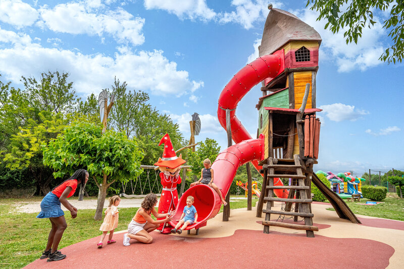 Carabouille Spielplatz - Riesenrutsche und Spielplatz mit Kindern und Maskottchen auf dem Campingplatz CAPFUN Malissonne in LA CADIERE D'AZUR (83).
