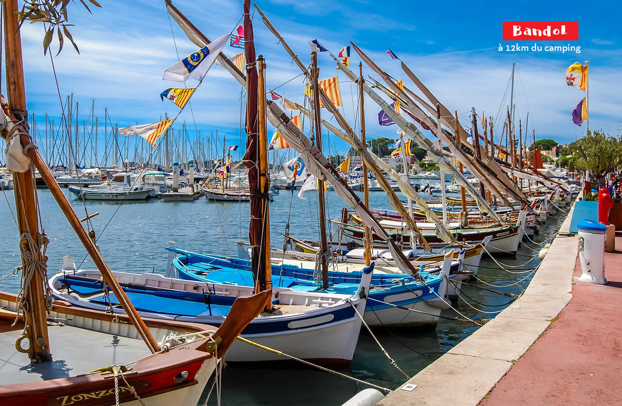 Hafen von Bandol mit traditionellen Booten und Yachten, eine Stadt im Var zu besuchen.
