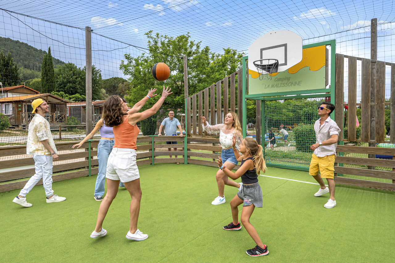 Multisportplatz Basketball auf dem Campingplatz CAPFUN Malissonne in LA CADIERE D'AZUR.