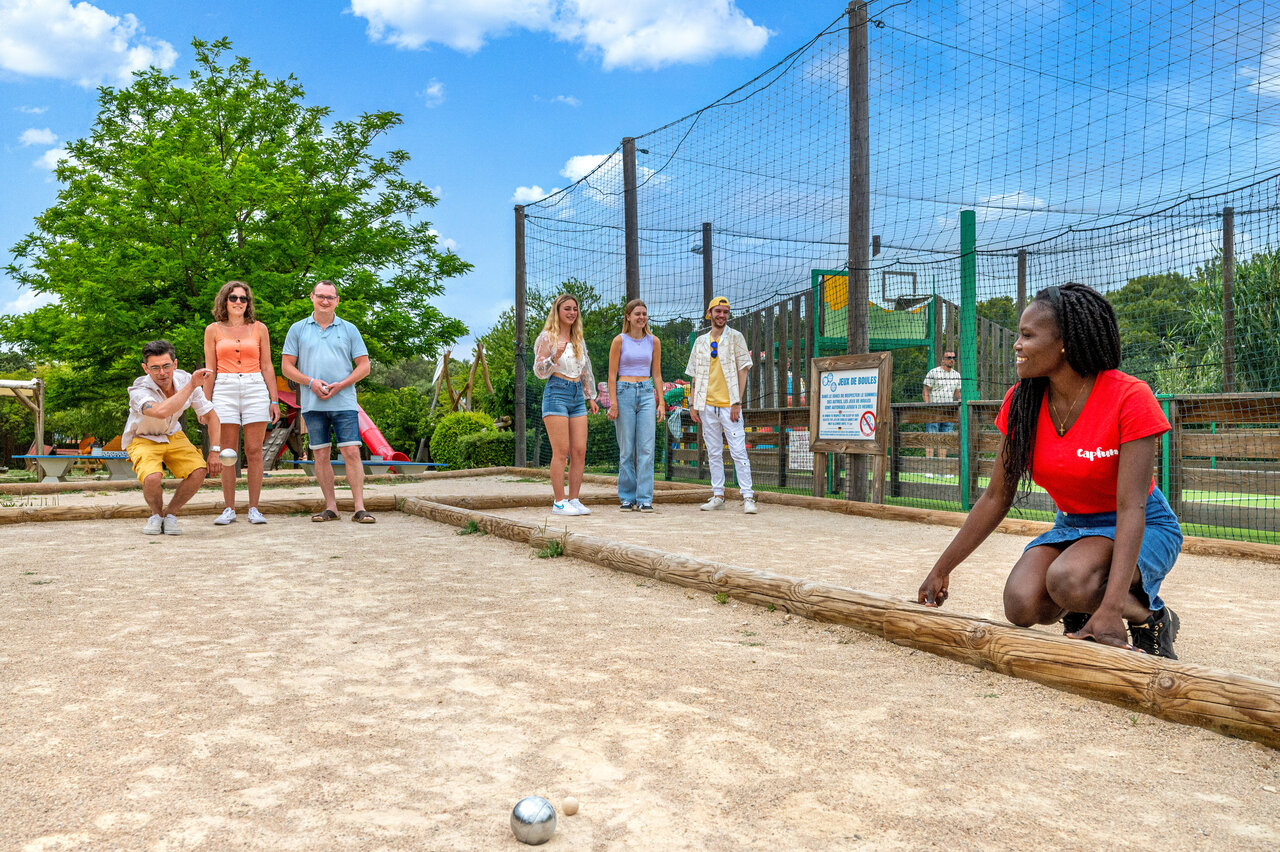 Boule-Spieler auf einem speziellen Platz auf dem Campingplatz CAPFUN Malissonne in LA CADIERE D'AZUR.