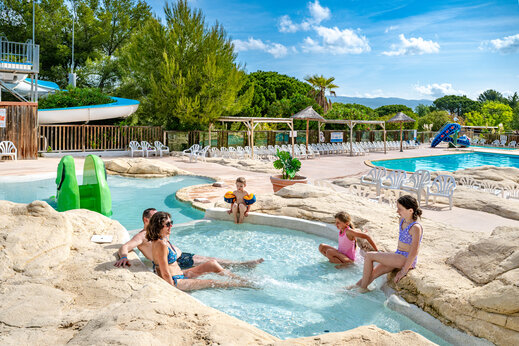 Lagunenpool und Wasserrutschen auf dem Campingplatz CAPFUN Malissonne in LA CADIERE D'AZUR (83)