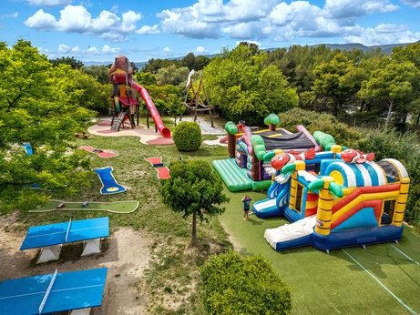 H�pfburgen auf dem Campingplatz CAPFUN Malissonne in LA CADIERE D'AZUR (83).