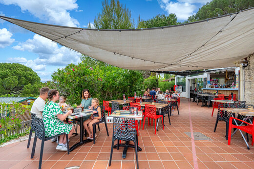 Schattiges Au�enrestaurant und Bar auf dem Campingplatz CAPFUN Malissonne in LA CADIERE D'AZUR (83).