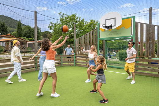Multisportplatz und Sportaktivit�ten auf dem Campingplatz CAPFUN Malissonne in LA CADIERE D'AZUR (83).