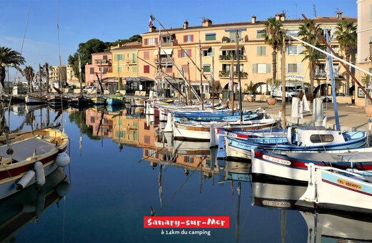 Haven van Sanary-sur-Mer met traditionele boten en kleurrijke gevels, Provence-Alpes-Côte d'Azur.