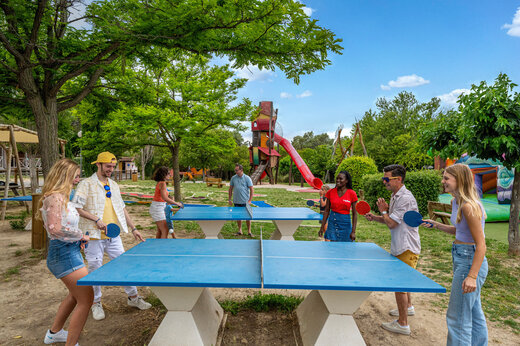Tischtennis und Spielplatz auf dem Campingplatz CAPFUN Malissonne in LA CADIERE D'AZUR.