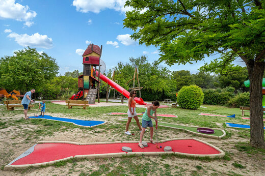 Bunter Minigolfplatz bei CAPFUN Malissonne in LA CADIERE D'AZUR (83).
