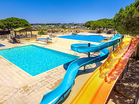 Außenpools, Wasserrutschen auf dem Campingplatz VAGUES OCEANES Manoir de Balkos, Valras-Plage (34).