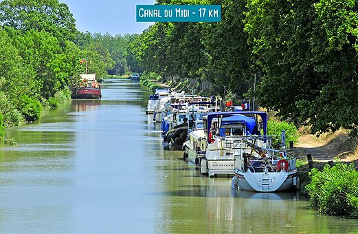 Boote am Canal du Midi festgemacht, historische Wasserstraße in Südfrankreich.