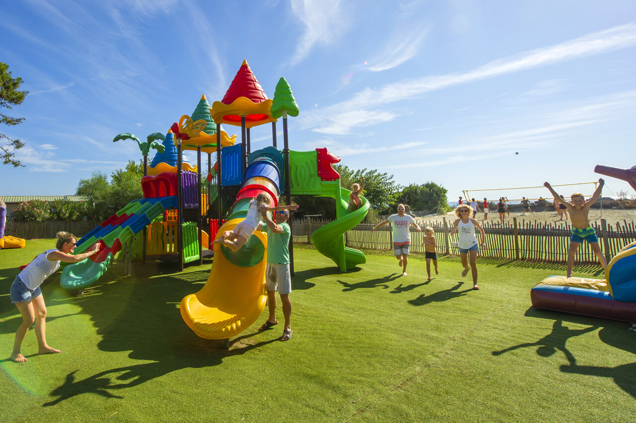 Bunter Spielplatz, Rutschen, Familien, Strand, Campingplatz CAPFUN Marina d'Al�ria in Aleria.