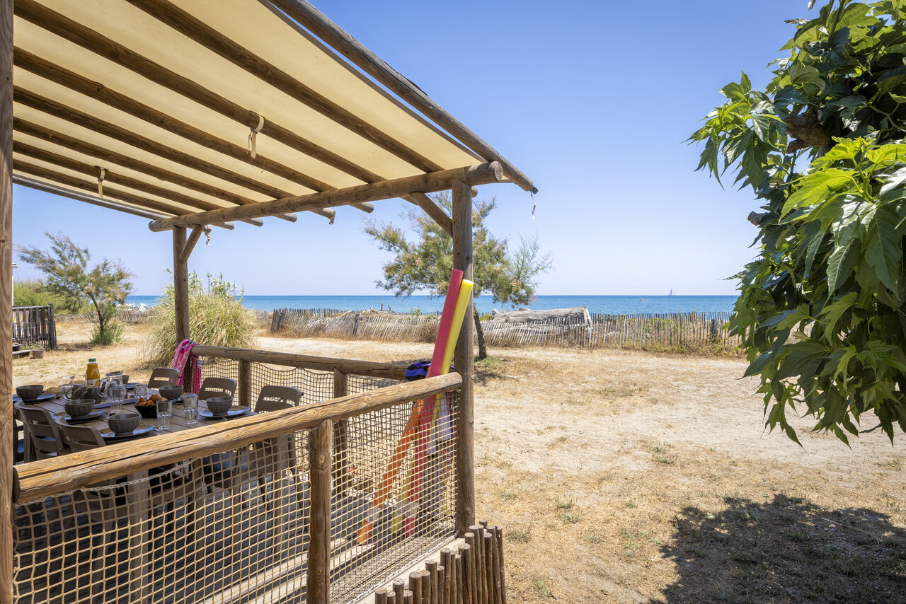 M�blierte Mobil-home Terrasse mit Meerblick auf dem Campingplatz CAPFUN Marina d'Al�ria in Aleria (20).