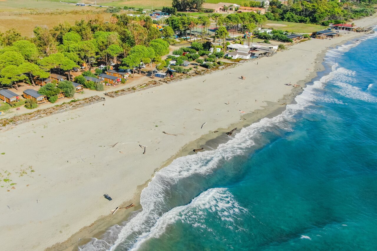 Sandstrand, t�rkises Meer, Mobilheime auf dem Campingplatz CAPFUN Marina d'Al�ria.