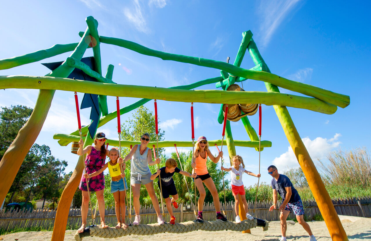 Familie genie�t Spielplatz im Camping CAPFUN Marina d'Al�ria in Aleria (20).